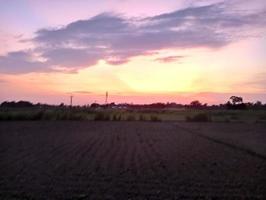 sfondo del cielo con i campi senso del villaggio foto