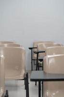 classe vuota all'università o a scuola con sedie e tavolino, le sedie sono disposte in file. foto