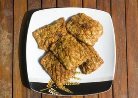 il tempeh è un prodotto tradizionale a base di soia originario dell'Indonesia. foto