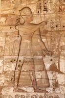 geroglifici egizi nel tempio di medinet habu, luxor, egitto foto