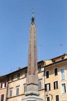 obelisco in piazza del pantheon - piazza della rotonda a roma, italia foto