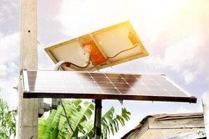 primo piano di pannelli solari per uso domestico. al momento, le persone in Thailandia sono interessate alla tecnologia per risparmiare elettricità in casa utilizzando le celle solari per usarne di più. foto