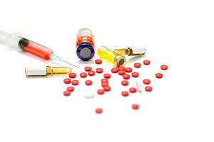 vaccino in siringa di plastica e flaconcino, fiale con medicinali di farmaco per la guarigione poste su sfondo bianco. foto