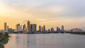 skyline di singapore al tramonto foto