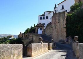 ronda, veduta dell'arco felipe v nella città di ronda foto