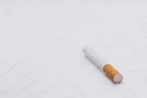 una cigerette con sfondo bianco