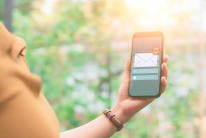 cellulare nelle mani di una giovane donna, foto