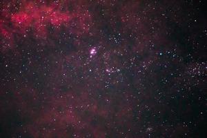 banner panoramico sfondo della bellezza delle stelle notturne. galassia stella colorata nel cielo dell'indonesia foto