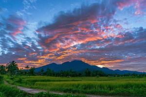 sfondo panoramico del bellissimo scenario naturale dell'Indonesia. scenario di viaggio in indonesia foto