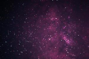 galassia colorata con dominante rossa e viola con galassia stellare nello spazio foto