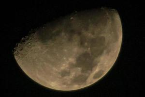 luna con la sua struttura cava. mezza luna molto vicina foto