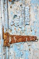 dipingi la porta di legno blu e il batacchio del Marocco foto