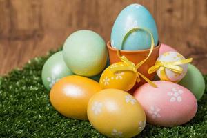 uova di Pasqua colorate foto