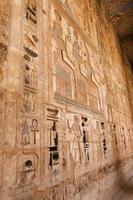 geroglifici egizi nel tempio di medinet habu, luxor, egitto foto