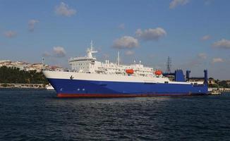 nave roro in porto foto