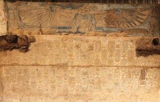 geroglifici egizi nel tempio funerario di seti i, luxor, egitto foto