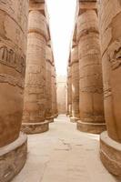 colonne nella sala ipostila del tempio di karnak, luxor, egitto foto