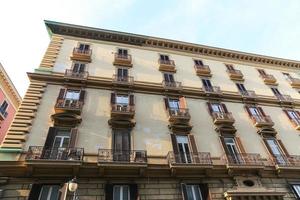 edificio a napoli, italia foto