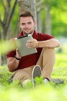 studente di college che naviga in Internet utilizzando il tablet foto