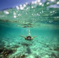 collage con la donna che si tuffa al underwater foto