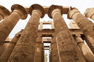 colonne nella sala ipostila del tempio di karnak, luxor, egitto foto