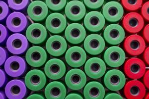 pipetta microbiologica nel colore del laboratorio genetico foto