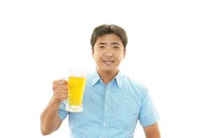 uomo che beve birra foto