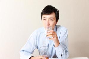 l'uomo giapponese beve pesantemente