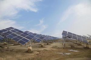centrale elettrica usando l'energia solare rinnovabile con il sole foto