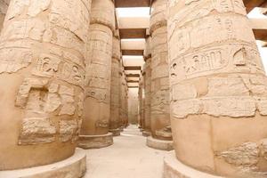 colonne nella sala ipostila del tempio di karnak, luxor, egitto foto