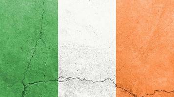 bandiera dell'Irlanda bandiera dell'Irlanda sul muro di cemento incrinato foto