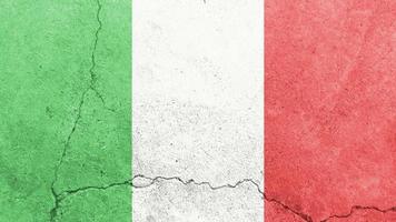 bandiera italia. bandiera dell'italia sul muro di cemento incrinato foto
