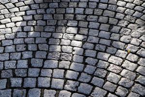 primo piano dettagliato su vecchie strade e passerelle di ciottoli storici foto