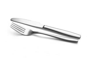 la forchetta e il coltello in metallo lucido su sfondo bianco. foto