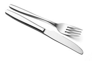 la forchetta e il coltello in metallo lucido su sfondo bianco. foto