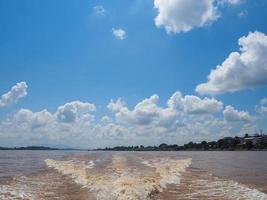 gita in motoscafo sul fiume mekong a chiang sean, tailandia foto