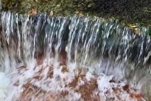 vista ravvicinata dettagliata sulle superfici dell'acqua con increspature e onde e la luce solare che si riflette sulla superficie foto