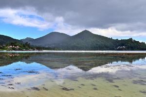 belle impressioni del paesaggio tropicale nel paradiso delle isole seychelles foto