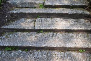 primo piano dettagliato su vecchie strade e passerelle di ciottoli storici foto