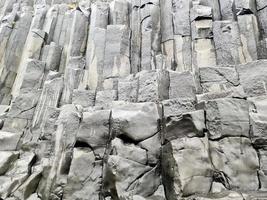 incredibili strutture rocciose di basalto sull'infinita spiaggia nera dell'Islanda. foto