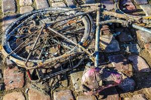 la bicicletta arrugginita è uscita dall'acqua dalla pulizia del porto di Kiel in Germania. foto