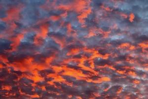 bellissimo panorama di nuvole arancioni e gialle all'alba foto