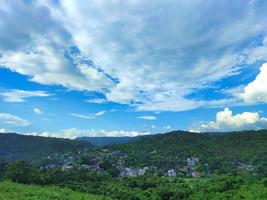 Le colline di khasi sono una formazione di bassa montagna sull'altopiano di Shillong nello stato indiano di Meghalaya foto