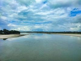 paesaggio fluviale con cielo blu in asia.bellezza della riflessione. foto