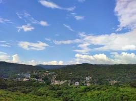 Le colline di khasi sono una formazione di bassa montagna sull'altopiano di Shillong nello stato indiano di Meghalaya foto