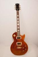 nashville, tn, usa 8 luglio 2022 una rara chitarra classica gibson les paul del 1996 con hardware dorato foto