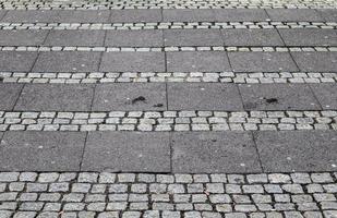 primo piano dettagliato su vecchie strade e passerelle di ciottoli storici foto