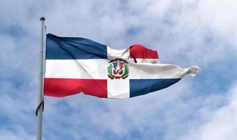 bandiera della repubblica dominicana - bandiera sventolante realistica in tessuto. foto