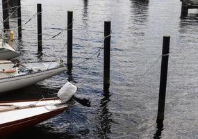 alcune barche al porto turistico di kiel in germania. foto