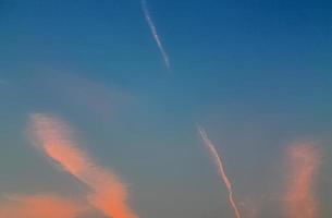 bellissimo panorama di nuvole arancioni e gialle all'alba foto